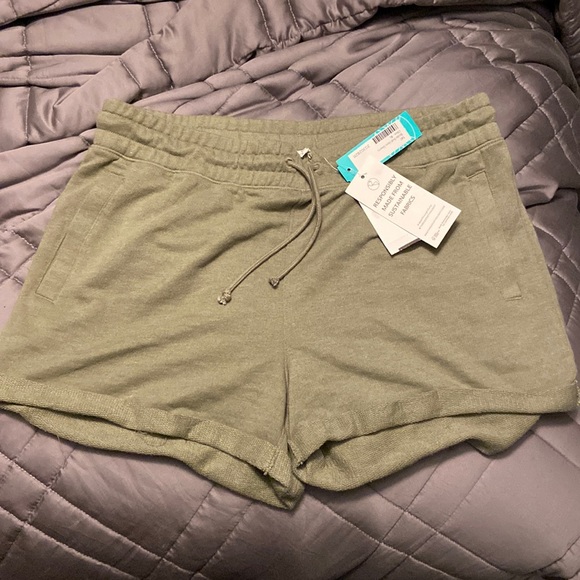 Threads 4 Thought XL NWT roll hem shorts - Picture 1 of 7